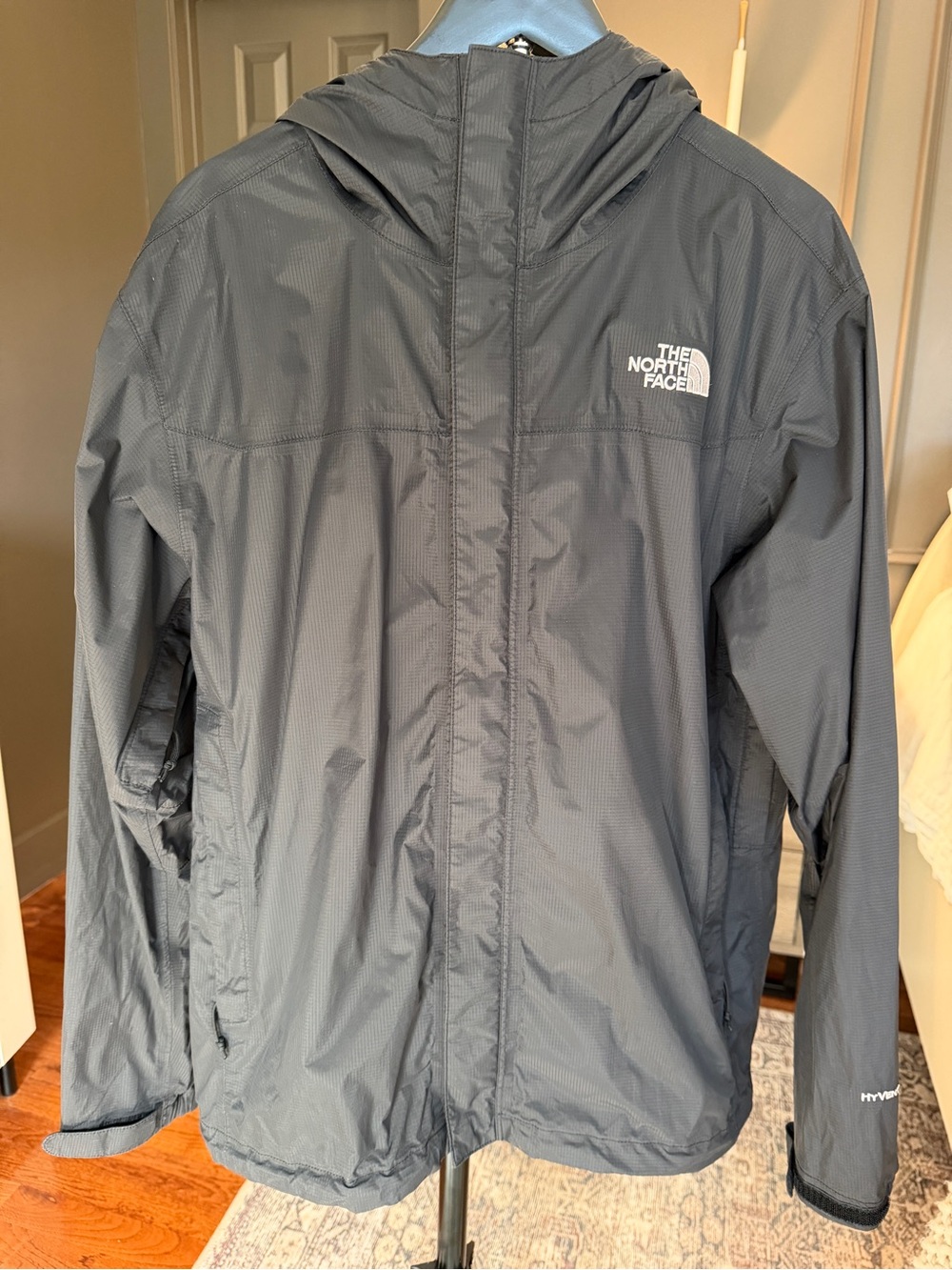 The North Face HyVent 2.5L Hooded Rain Jacket Men’s M Black
